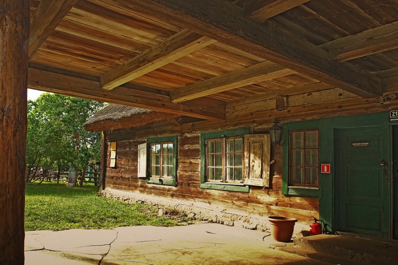 Chrystkowo - dom podcieniowy z 1770 roku, wejście główne. 